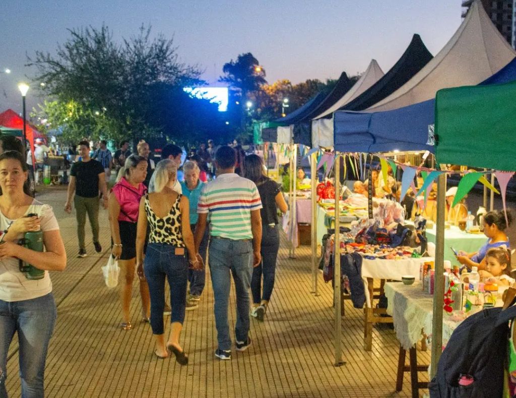 Creatividad Local al Aire Libre: La Feria Barrial Ilumina la Costanera
